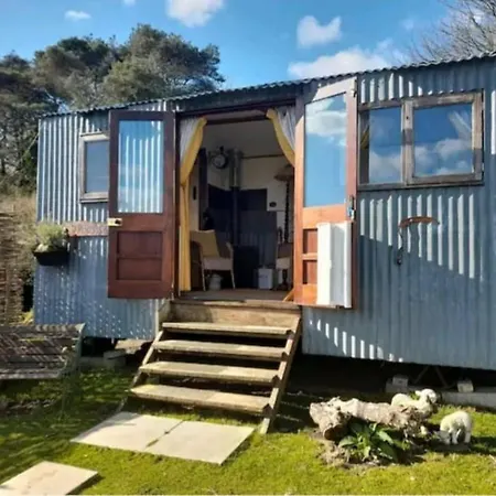 Treguth Glamping Unique Experience - Themed Huts Kemping Saint Day